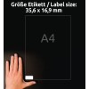 Obrázek ukazuje ruku držící štítek s rozměry 35,6 x 16,9 mm, označený jako 'A4', na tmavém pozadí.