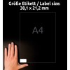Obrázek ukazuje ruku držící průhledný list s rozměry uvedenými jako 38,1 x 21,2 mm, vedle tučného 'A4' a textu s názvem 'Größe Etikett / Label size'.