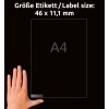 Obrázek ukazuje ruku držící štítek o velikosti 46 x 11,1 mm, vedle větší prázdné oblasti označené jako A4. Pozadí je černé.