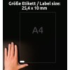 Obrázek zobrazuje ruku umístěnou blízko specifikace velikosti štítku, která ukazuje rozměry 25,4 x 10 mm, vedle štítku 'A4'. Pozadí je tmavé.