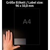 Obrázek zobrazuje ruku vedle průhledné etikety s rozměry 96 x 50,8 mm. Etiketa je umístěna na černém povrchu a text 'A4' je zobrazen výrazně.