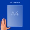 Obrys papíru A4 označený 210 × 297 mm na modrém pozadí s levou rukou pro měřítko?