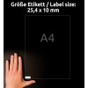 Obrázek ukazuje ruku držící štítek s rozměry 25,4 x 10 mm a nápisem 'A4' na něm. Pozadí je tmavé a text je v němčině.