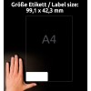 Obrázek zobrazuje ruku vedle štítku s velikostí označující rozměry 99,1 x 42,3 mm, s nápisem 'A4', na tmavém pozadí.