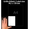 Obrázek zobrazuje štítek o rozměrech 99,1 x 139 mm s referencí velikosti A4 a rukou umístěnou vedle štítku pro měřítko.