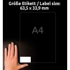 Obrázek zobrazuje ruku držící průhledný list s označením 'A4'. Obsahuje text, který uvádí velikost štítku: 63,5 x 33,9 mm, na tmavém pozadí.