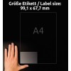 Obrázek zobrazuje ruku držící štítek s uvedenými rozměry, které označují velikost 99,1 x 67,7 mm, spolu s písmenem 'A4'. Pozadí je tmavé.