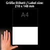 Obrázek obsahuje označení velikosti štítku s rozměry 210 x 148 mm, označené jako A4, vedle ruky pro srovnání velikosti, na tmavém pozadí.