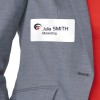 Obrázek ukazuje osobu oblečenou v šedém saku s visačkou se jménem 'Julia SMITH Marketing', která je k němu připevněná.