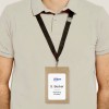 Obrázek ukazuje osobu v béžovém polotričku s jmenovkou visící na černé šňůrce. Na jmenovce je napsáno „S. Becker“ a „Marketing Manager“ s logem AVERY.