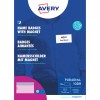 Balení Avery zobrazující magnetické jmenovky na modré košili s ukázkovou jmenovkou?