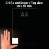 Obraz ukazuje ruku vedle štítku s rozměry 50 x 50 mm a odkazem na velikost A4, to vše na tmavém pozadí.