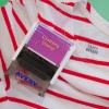 Obrázek ukazuje razítko na oblečení označené 'Clothing Stamp', umístěné na pruhovaném tričku s červenými pruhy. Tričko má štítek s nápisem 'LAURA BAYARD'. Razítko je od značky 'Avery'.